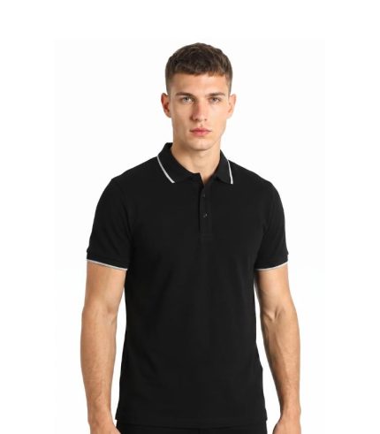 Crna polo majica sa belim detaljima